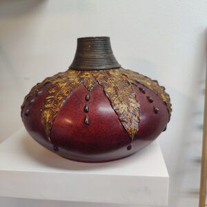 Elegant Large Decorative Vase - Ribbed Neck Leaf Pattern 10"*8"